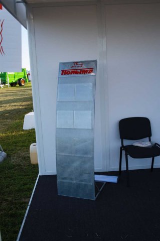 рекламная стойка из перфорированного железа с топпером из оргстекла